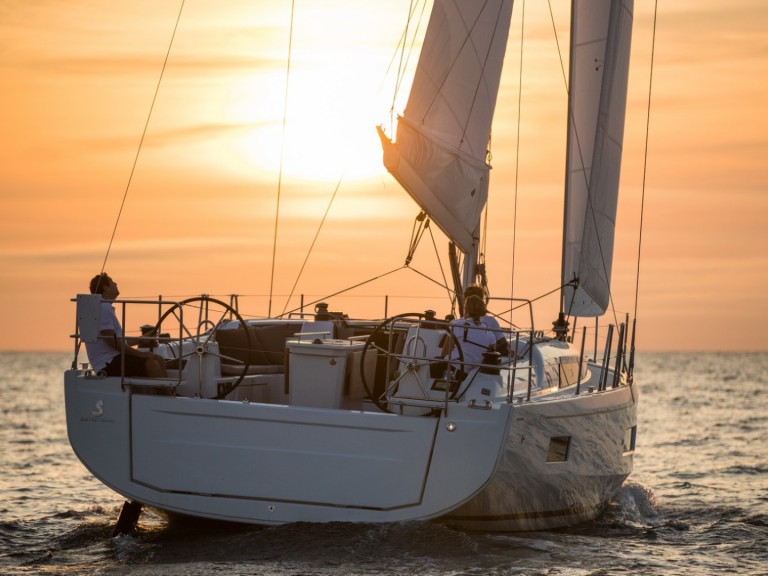 Sailboat hire in Marina de Lagos - Bénéteau Oceanis 40.1