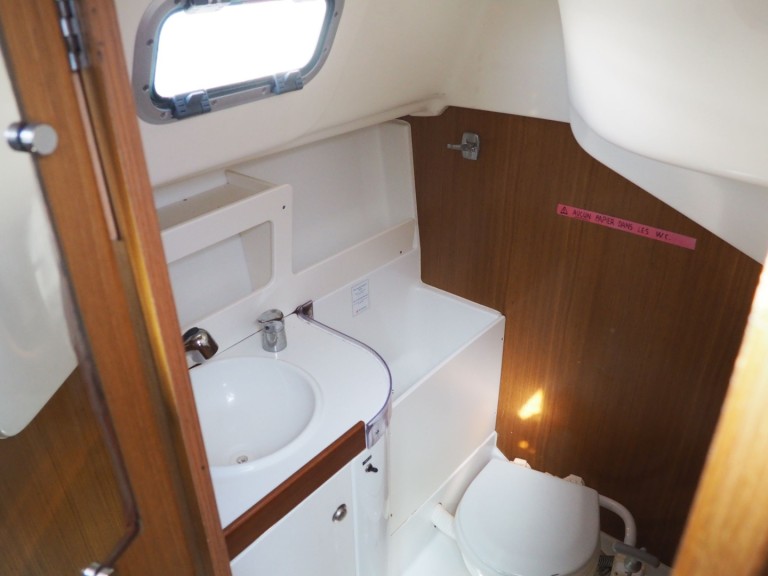 Hire a 2 SUN ODYSSEY 29.2 Arzon