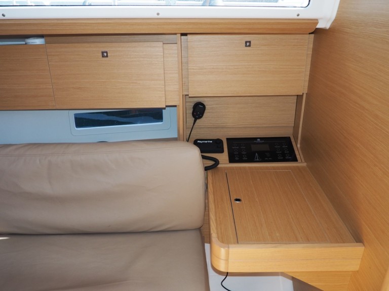 Sailboat to hire Arzon at the best price