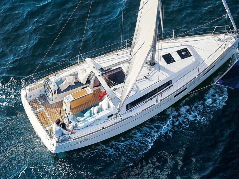 Hire a 4 OCEANIS 35 Arzon