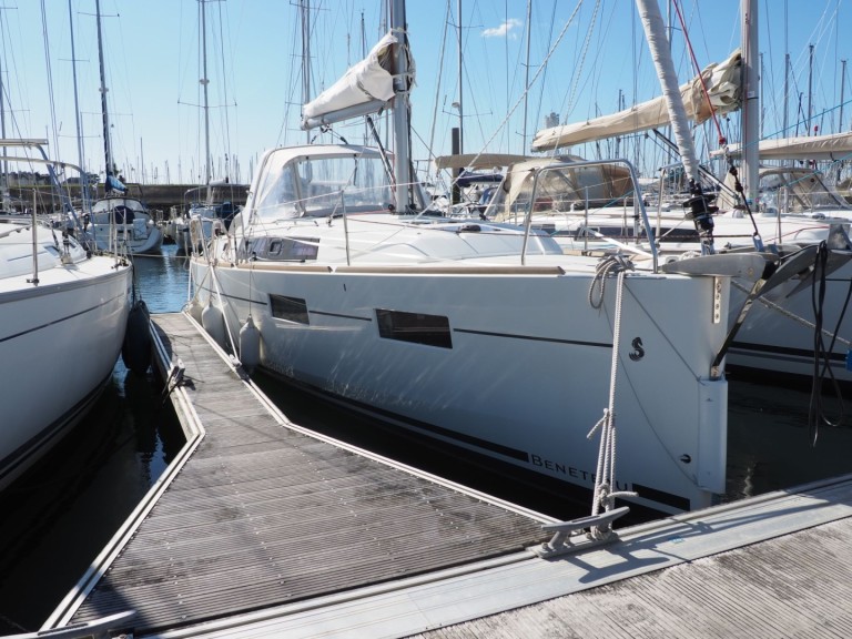 Charter a 4 OCEANIS 35 in Arzon on Samboat