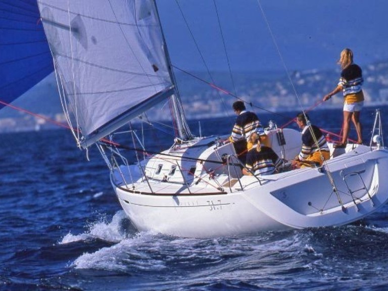 Yacht charter Arzon - 4 First 31.7 on SamBoat