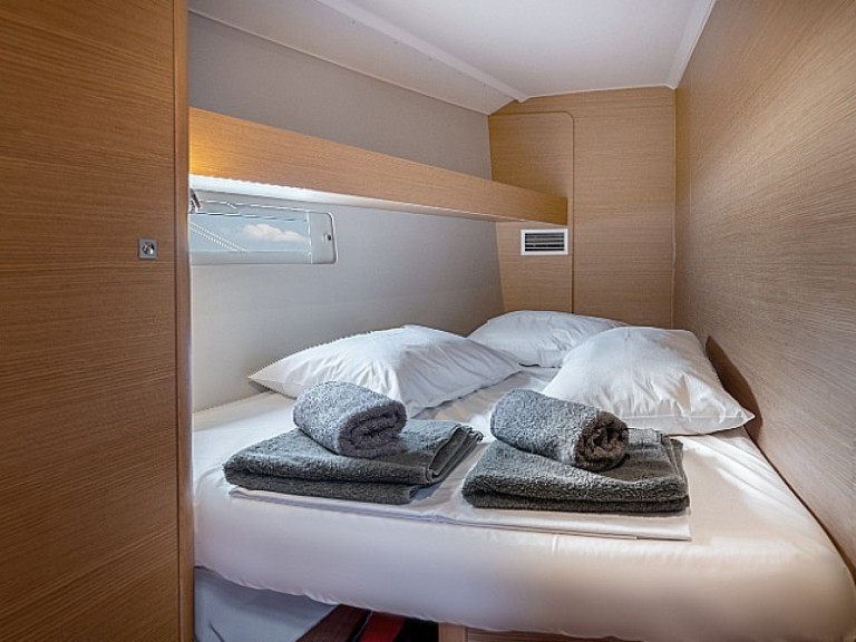 Sailboat to hire Lefkáda at the best price