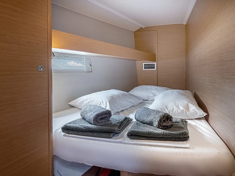 Sailboat to hire Lefkáda at the best price