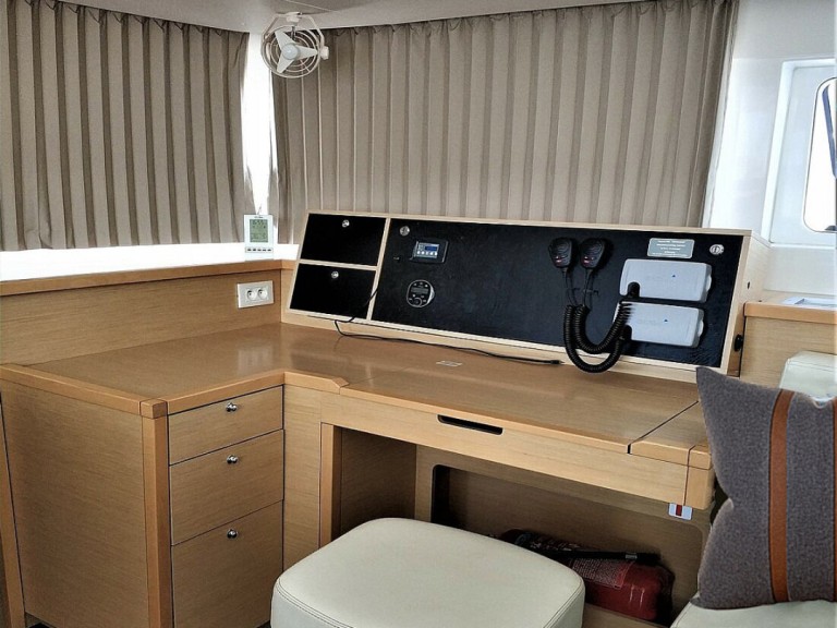 Hire a Lagoon Lagoon 450 F Alimos