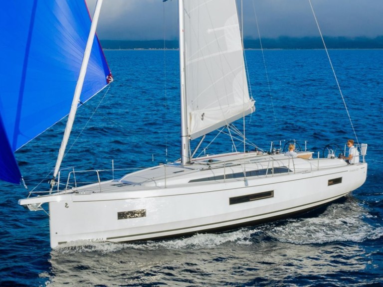 Charter a Bénéteau Oceanis 40.1 in Alimos on Samboat