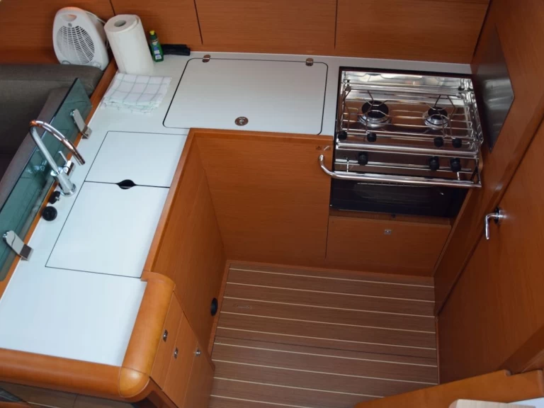 Hire Sailboat Jeanneau with a boat licence