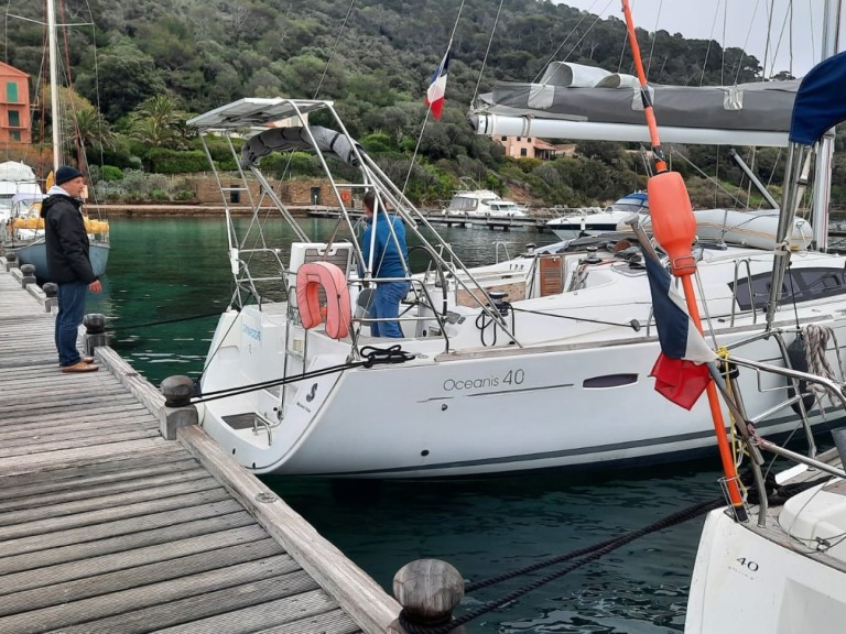 Charter a Bénéteau Oceanis 40 in Bormes-les-Mimosas on Samboat