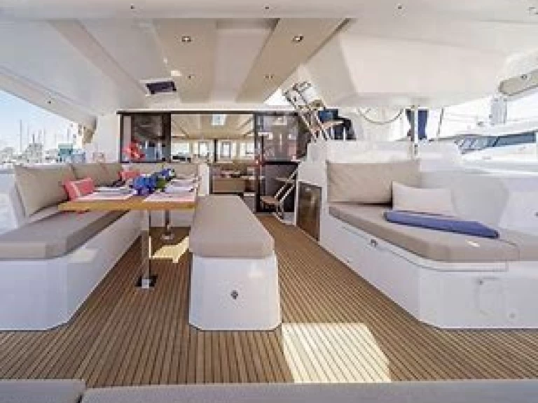 Catamaran hire in Porquerolles - Fountaine Pajot Astrea 42