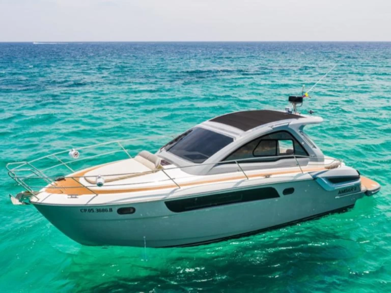 Hire Motorboat Bavaria with a boat licence