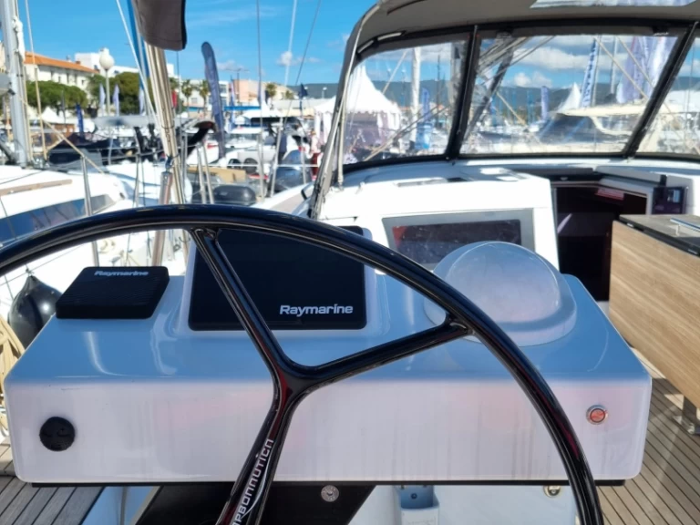 Yacht hire Marseille cheap Dufour 470