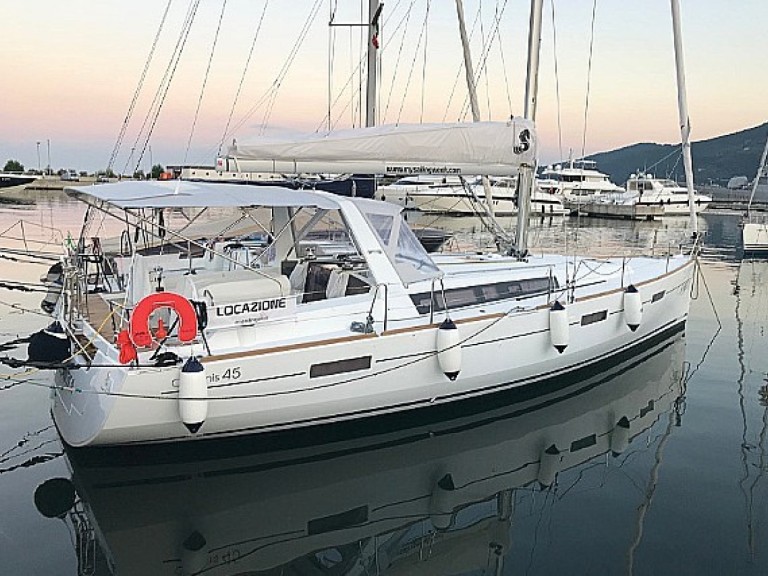 Bénéteau Oceanis 45 charter bareboat or skippered in  La Spezia