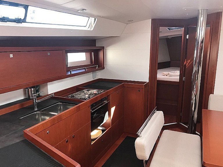 Hire a Bénéteau Oceanis 45 La Spezia