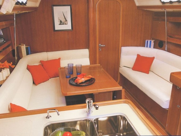 Charter a Dufour Dufour 40 in Hamble-le-Rice on Samboat