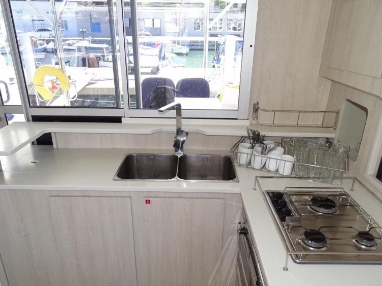 Hire Catamaran Robertson and Caine with a boat licence