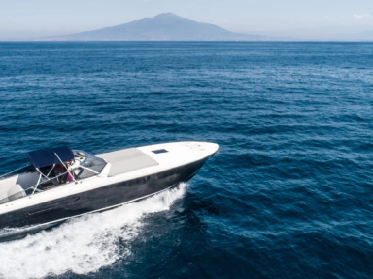 Charter a Itama Itama 38 in Sorrento on Samboat