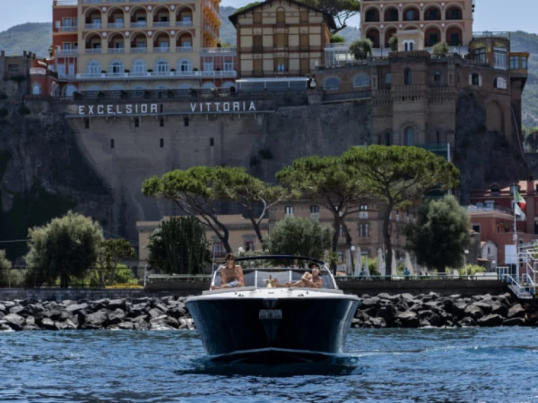 Hire Motorboat Itama with a boat licence