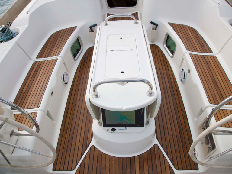 Hire Sailboat Jeanneau with a boat licence