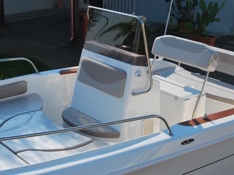 Hire Motorboat Mingolla with a boat licence