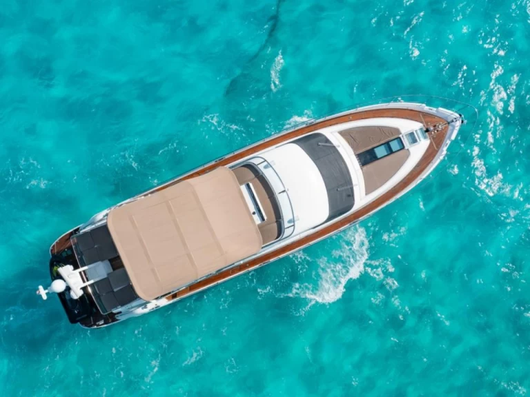 Hire Luxury Yacht Fairline with a boat licence