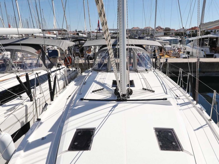 Charter a Bavaria Bavaria C42 in Biograd na Moru on Samboat