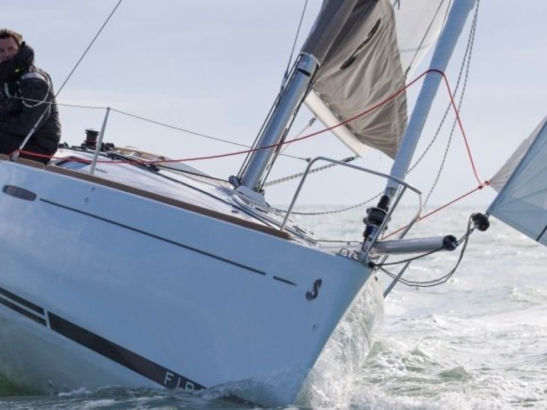 Hire a 4 FIRST 25 Arzon