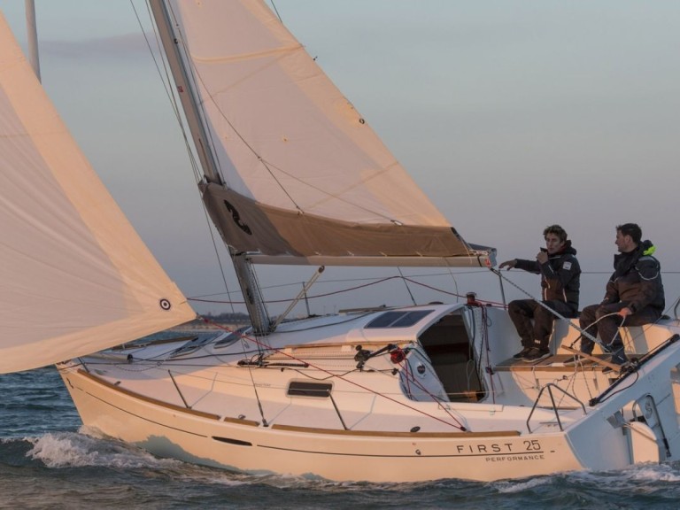 Charter a 4 FIRST 25 in Arzon on Samboat