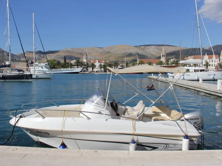 Hire Motorboat Bénéteau with a boat licence