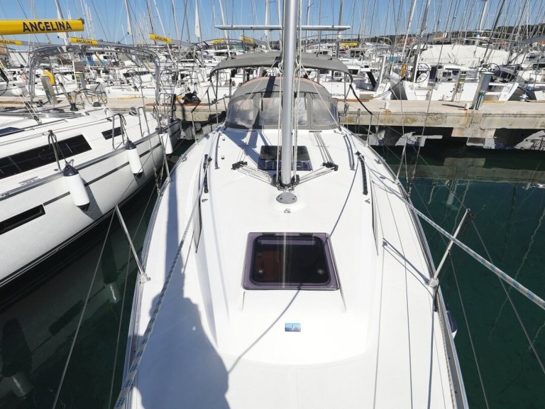 Sailboat to hire Pirovac at the best price