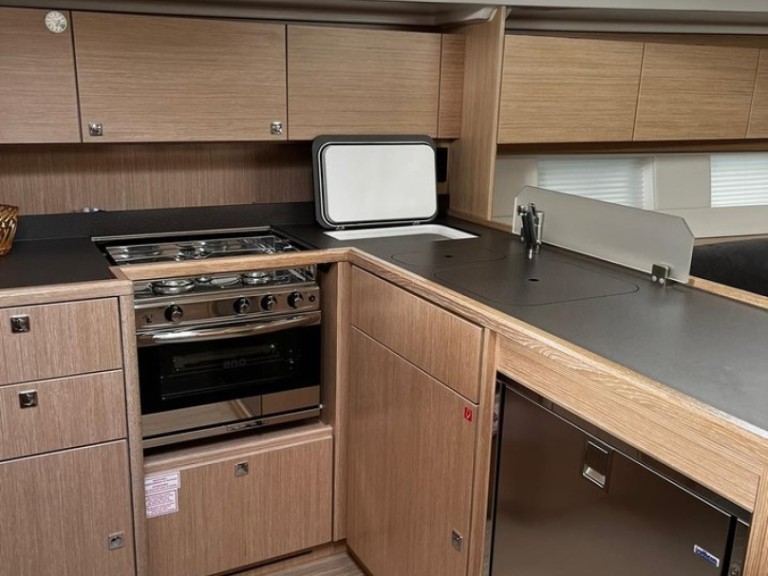 Charter a Bavaria Bavaria C45 in Vrsar on Samboat