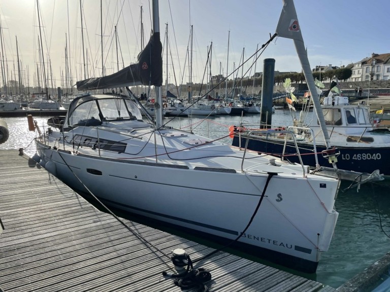 Charter a Bénéteau Oceanis 34 in La Trinité-sur-Mer on Samboat