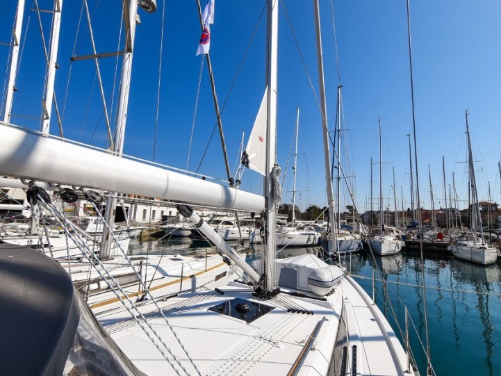 Hire Sailboat Bavaria with a boat licence