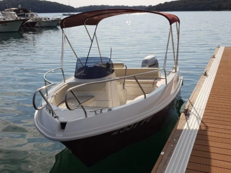 Hire a Quicksilver 5.30 OPEN Pula