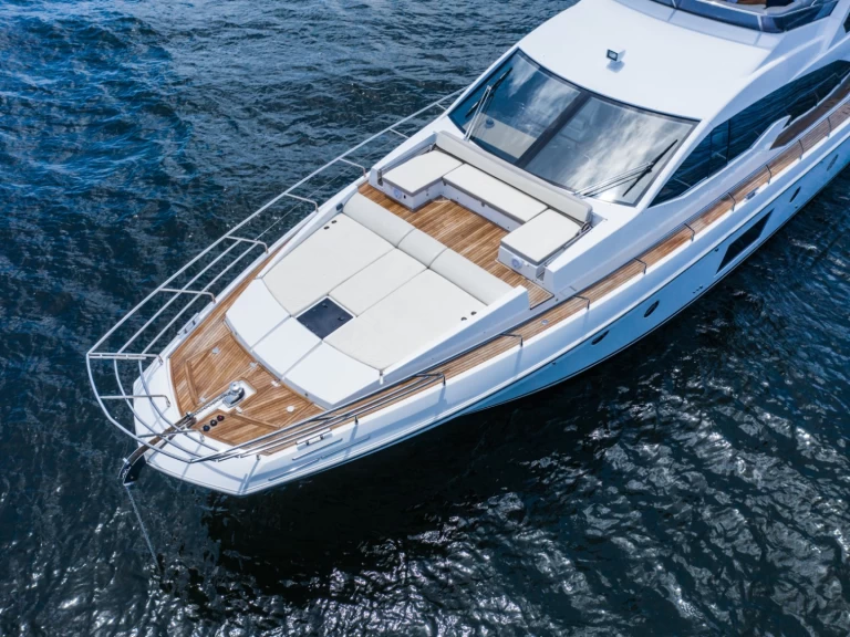 Hire Luxury Yacht with or without skipper Azimut Miami