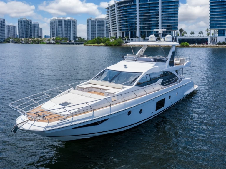 Hire Luxury Yacht Azimut with a boat licence