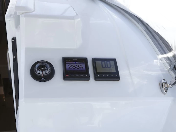 Charter a Bénéteau Oceanis 30.1 in Kaštela on Samboat