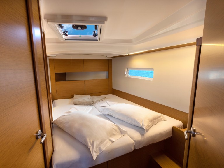 Hire Sailboat Jeanneau with a boat licence