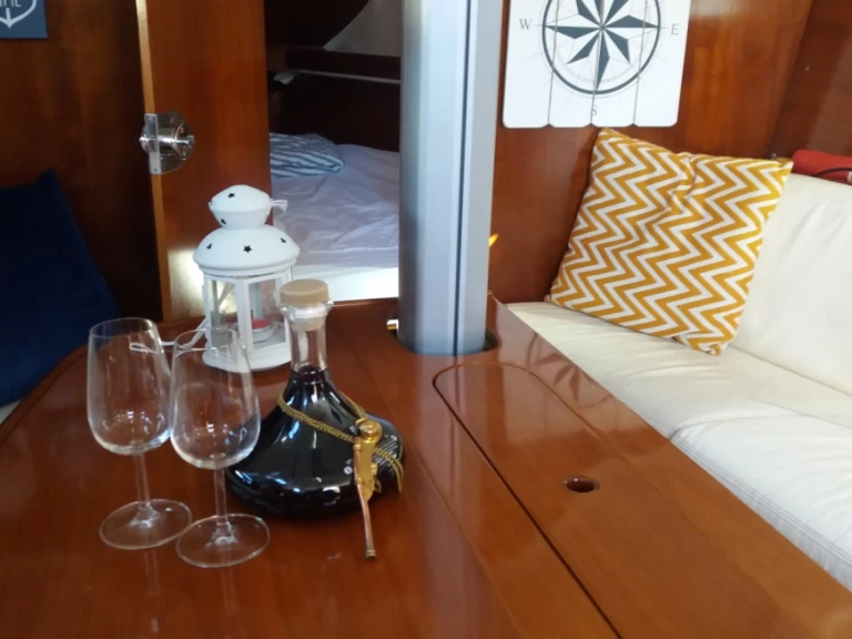 Yacht hire Lisbon cheap First 31.7