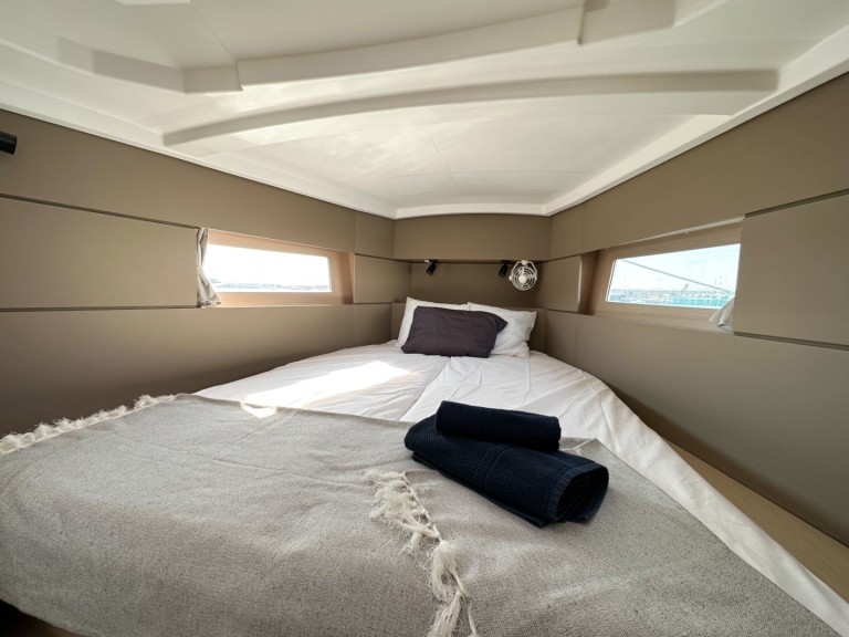 Charter a Bénéteau Oceanis 38.1 in Cambrils on Samboat