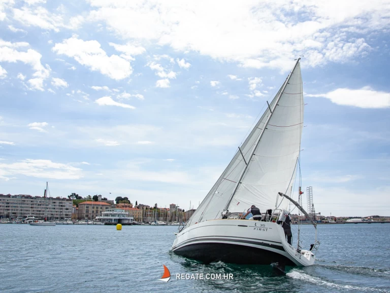 Hire Sailboat with or without skipper Bénéteau Pula