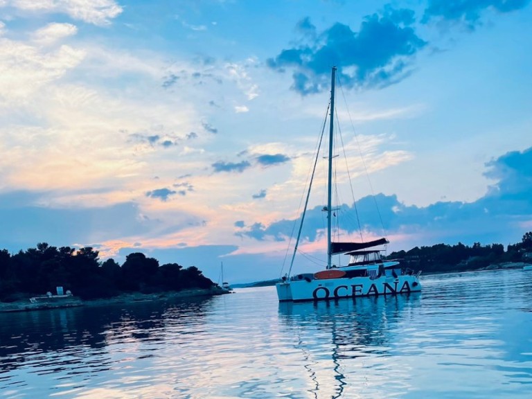 Hire a Lagoon Lagoon 450 F Alimos