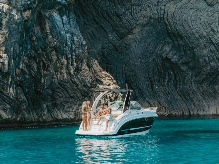 Hire Motorboat Chaparral with a boat licence