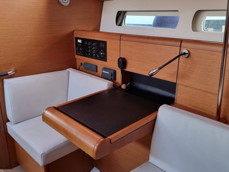 Hire Sailboat Jeanneau with a boat licence