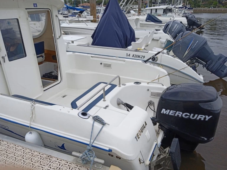 Hire Motorboat Quicksilver with a boat licence