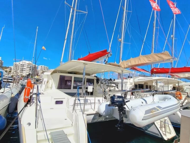 Charter a Lagoon Lagoon 421 in Sant Antoni de Portmany on Samboat