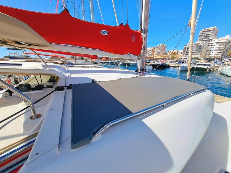 Hire Catamaran Lagoon with a boat licence