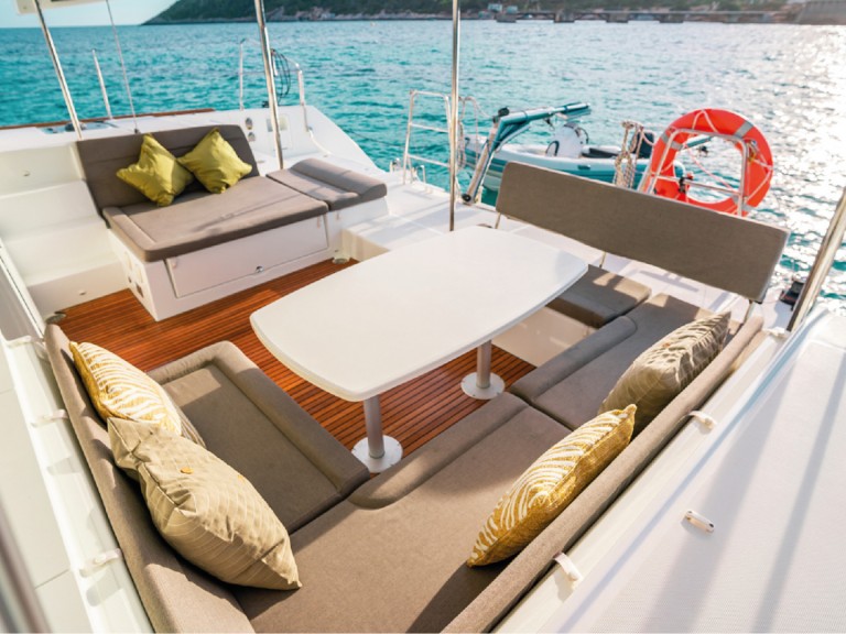 Hire Catamaran Lagoon with a boat licence