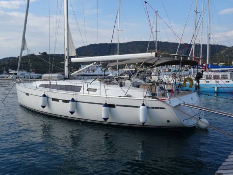 Charter a Bavaria Cruiser 46 in Alimos on Samboat