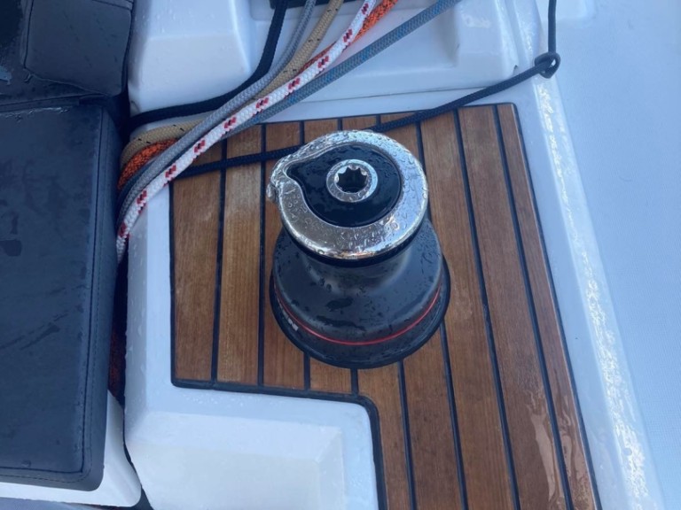 Sailboat to hire Alimos at the best price