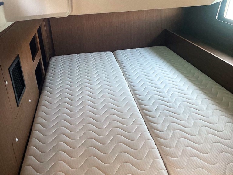 Bénéteau Oceanis 46.1 charter bareboat or skippered in  Alimos